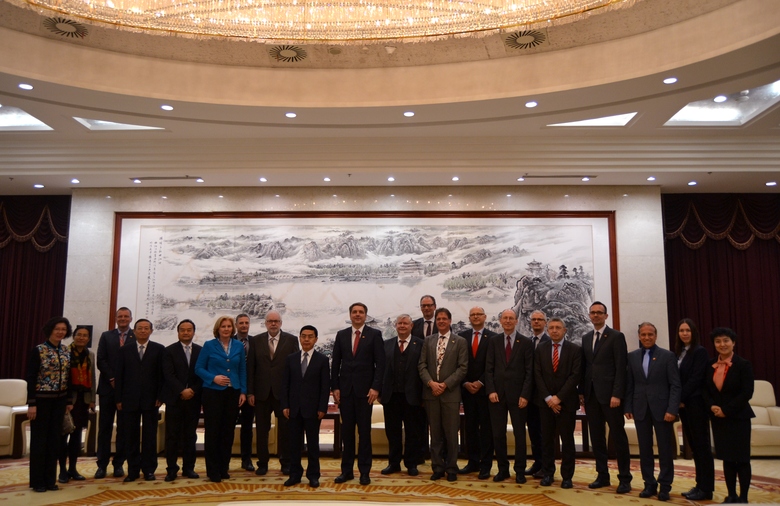Gruppenfoto der deutsch-chinesischen Delegation in einem monumentalen Saal